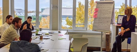 Workshop Studierende und Referentin in einer Workshop